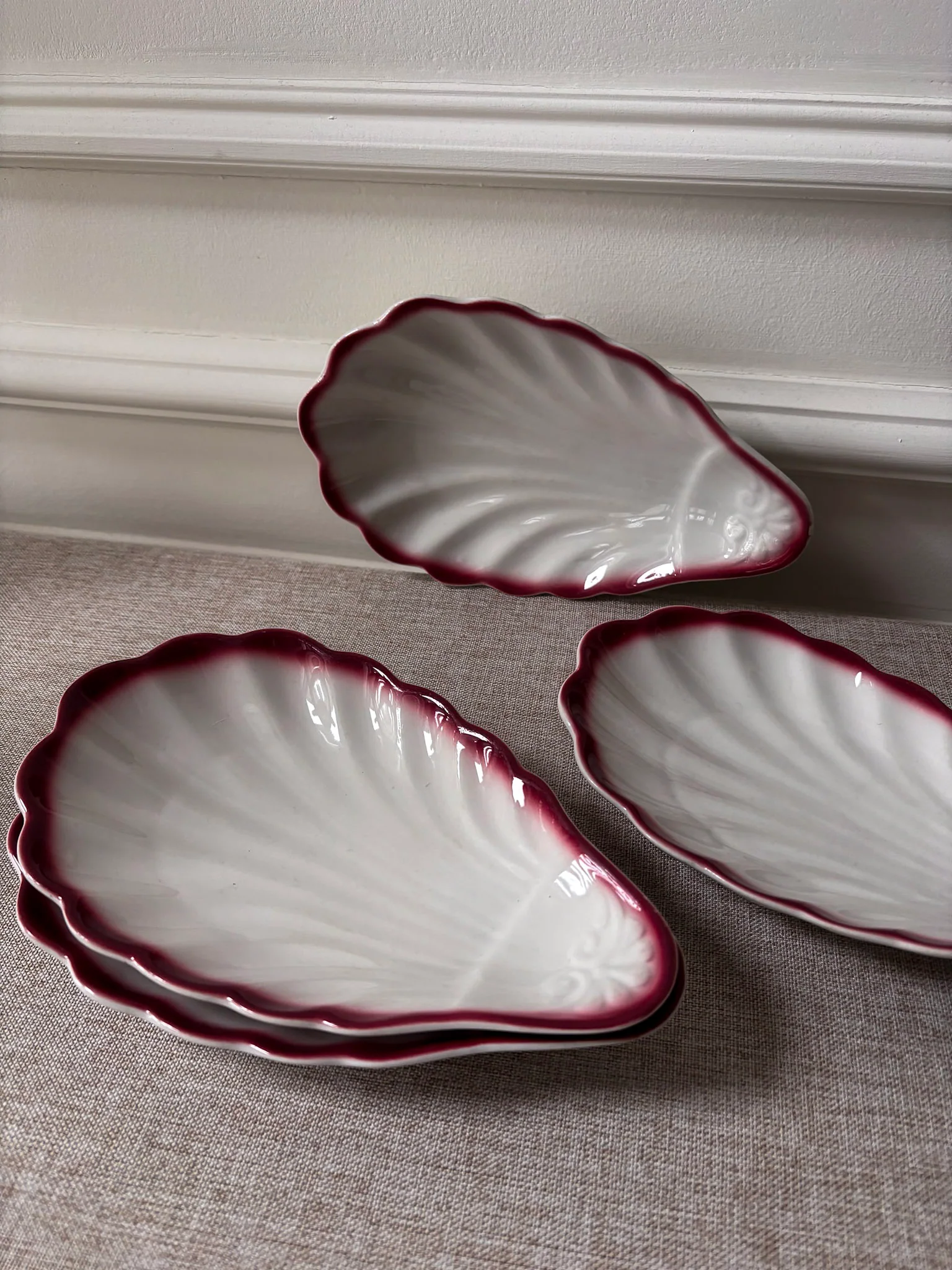 Red-Trimmed Shell Scalloped Dishes - Image 3