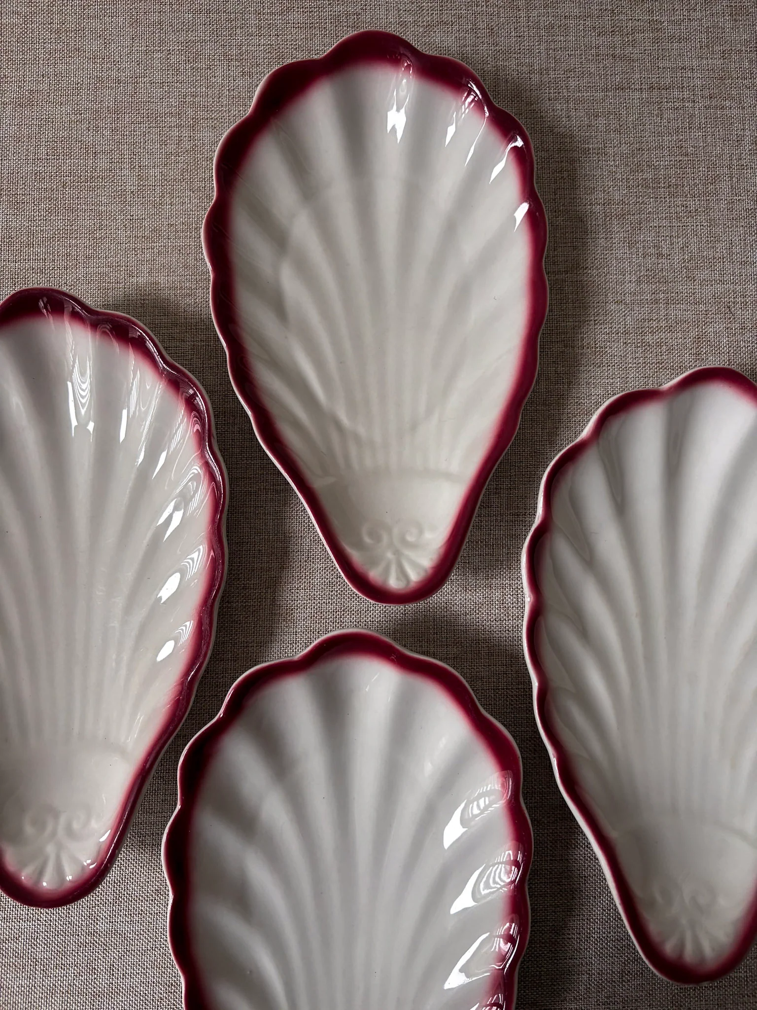 Red-Trimmed Shell Scalloped Dishes - Image 4