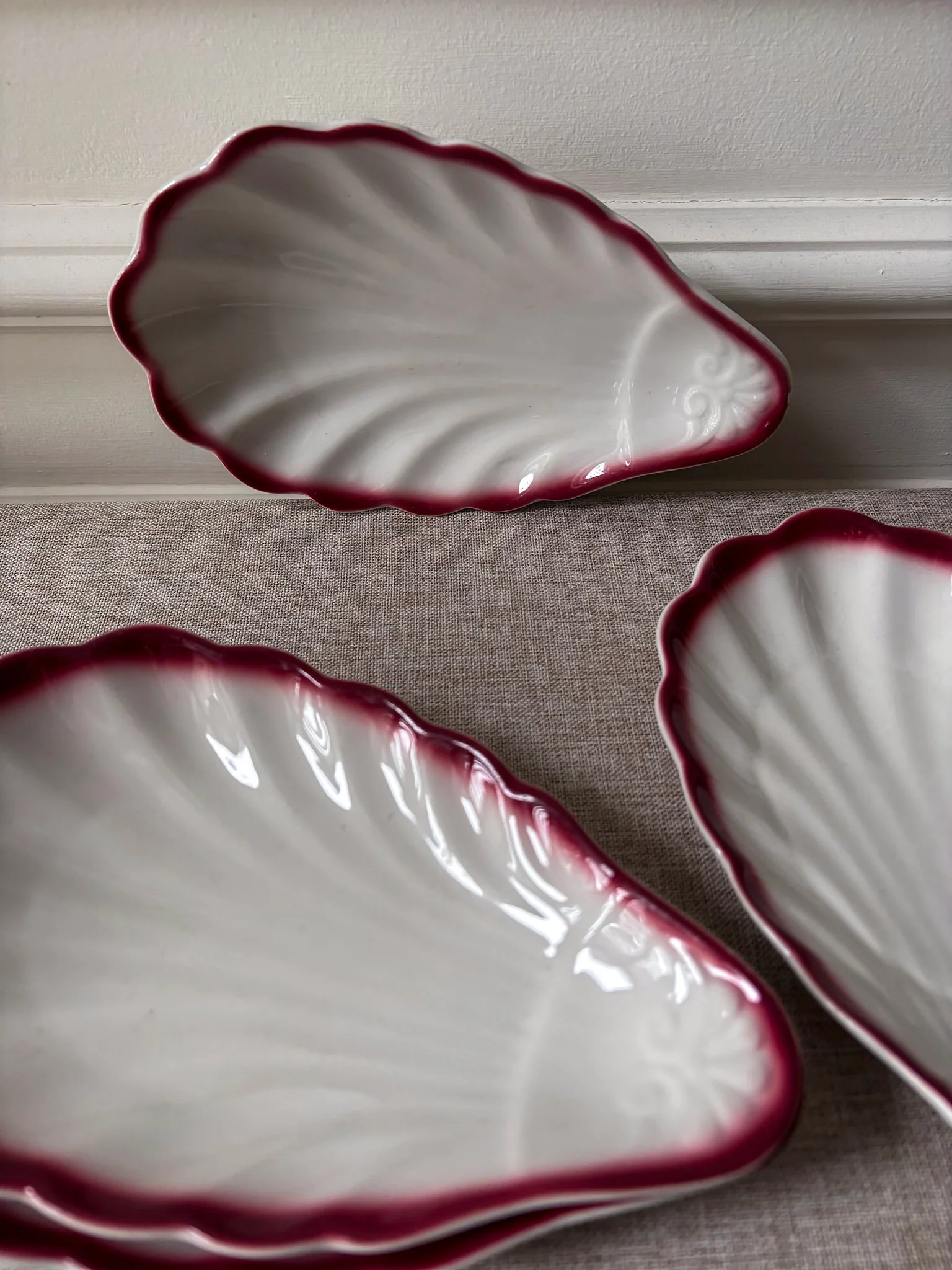 Red-Trimmed Shell Scalloped Dishes - Image 5