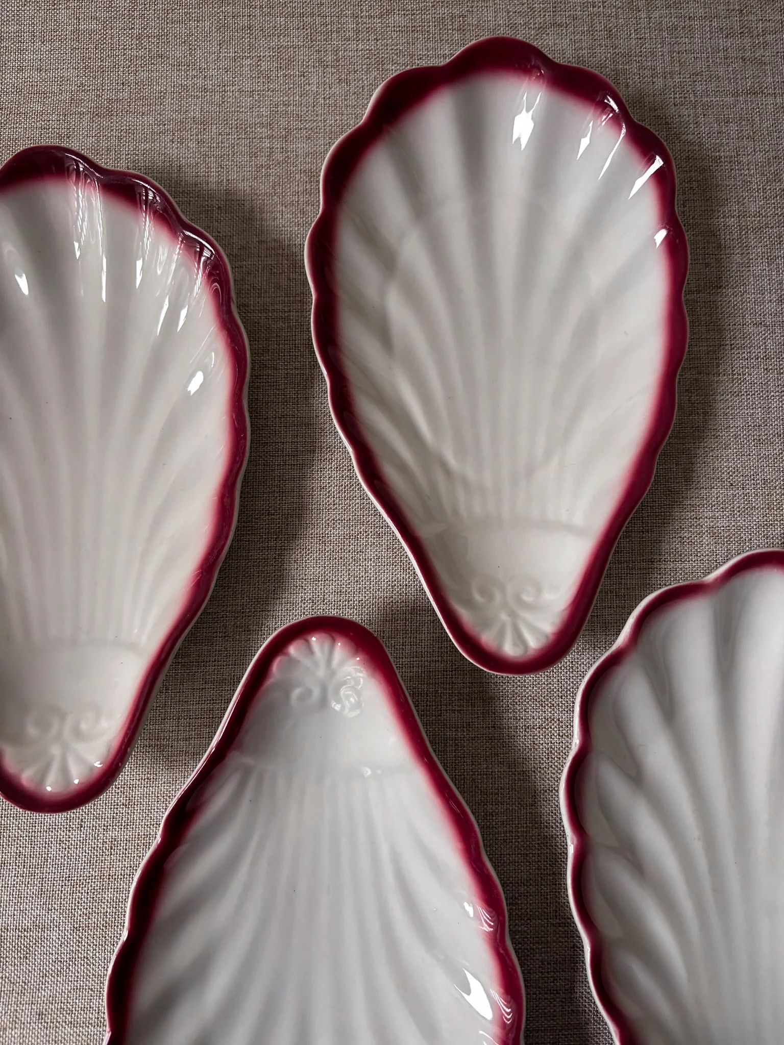 Red-Trimmed Shell Scalloped Dishes - Image 7