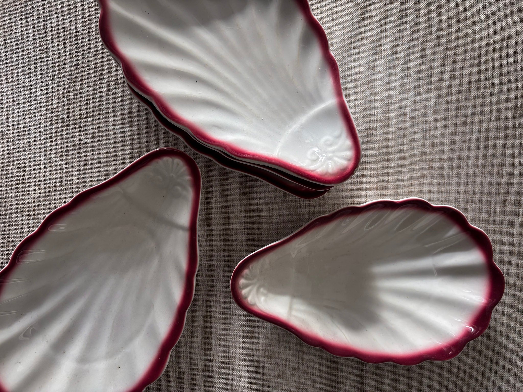 Red-Trimmed Shell Scalloped Dishes - Image 8