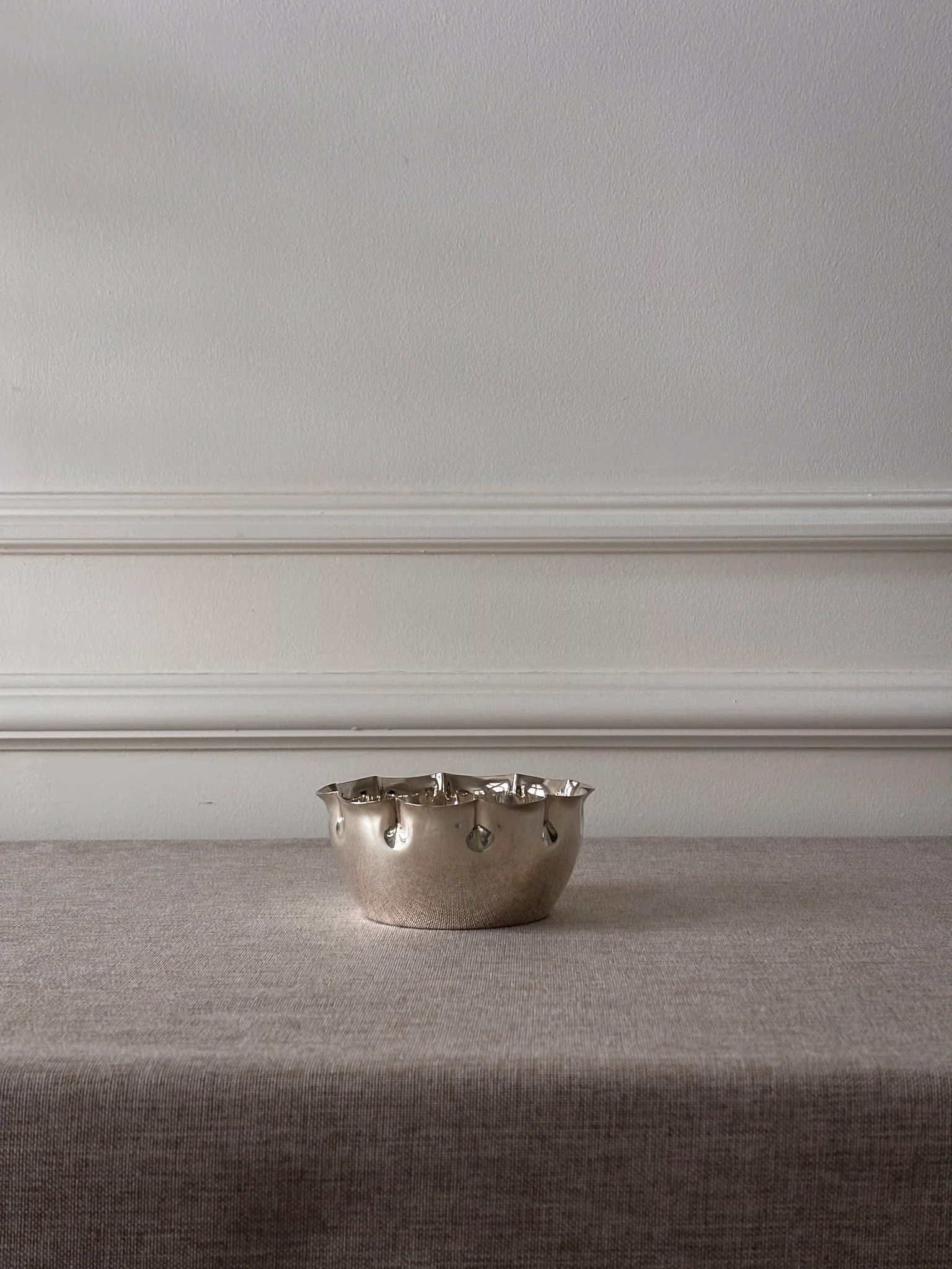 Silver-Plated Bowl with Scalloped Rim - Image 4